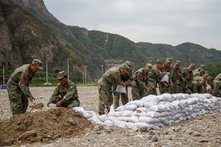 主教练正在热身？42岁阿隆索在药厂训练中任意球直挂死角？